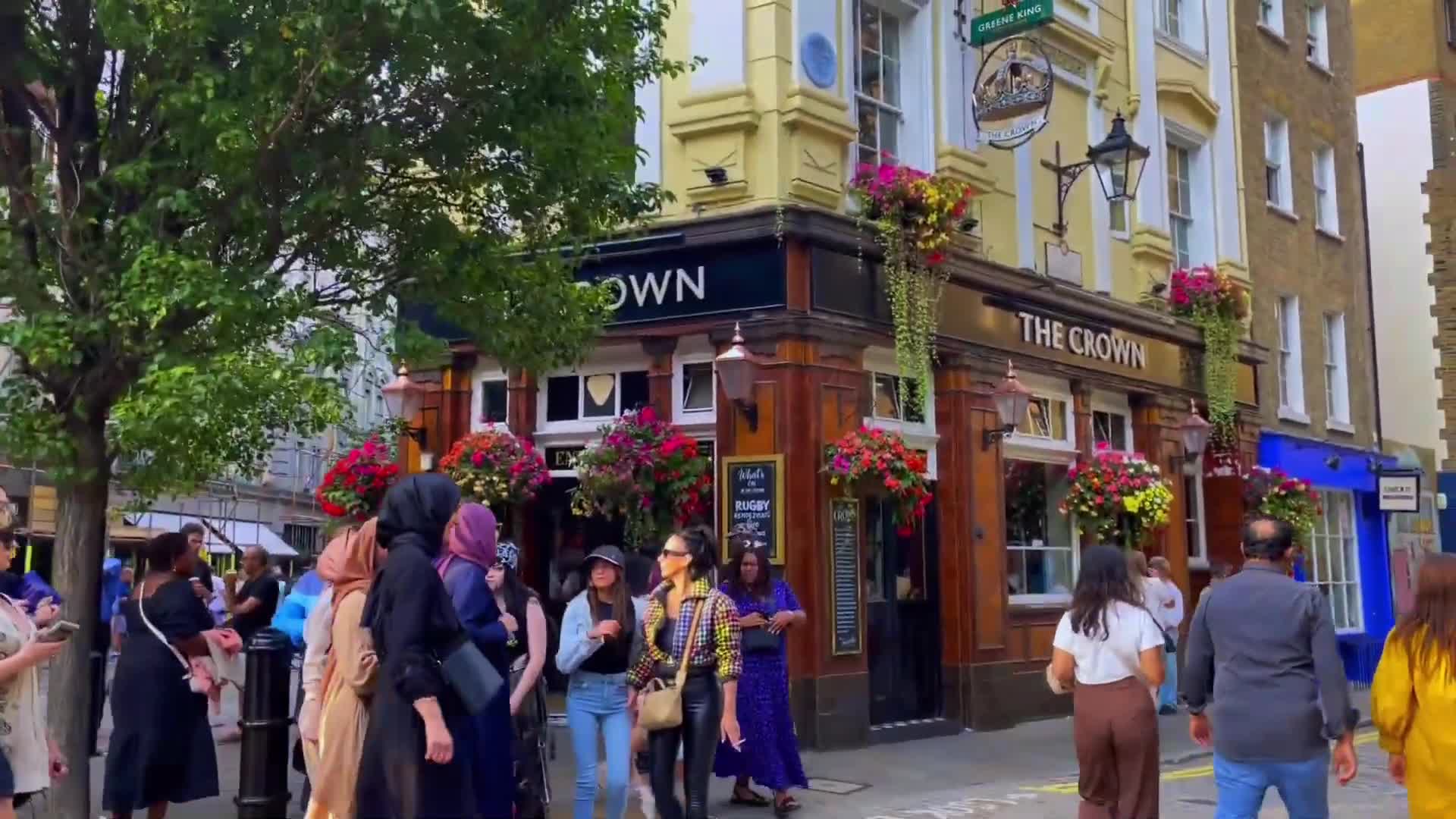 PEOPLE  IN CENTRAL LONDON