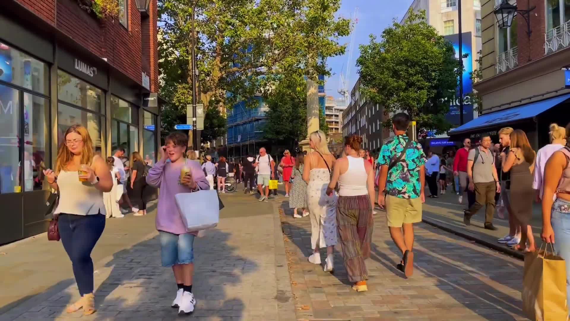PEOPLE ON SATURDAY IN CENTRAL LONDON